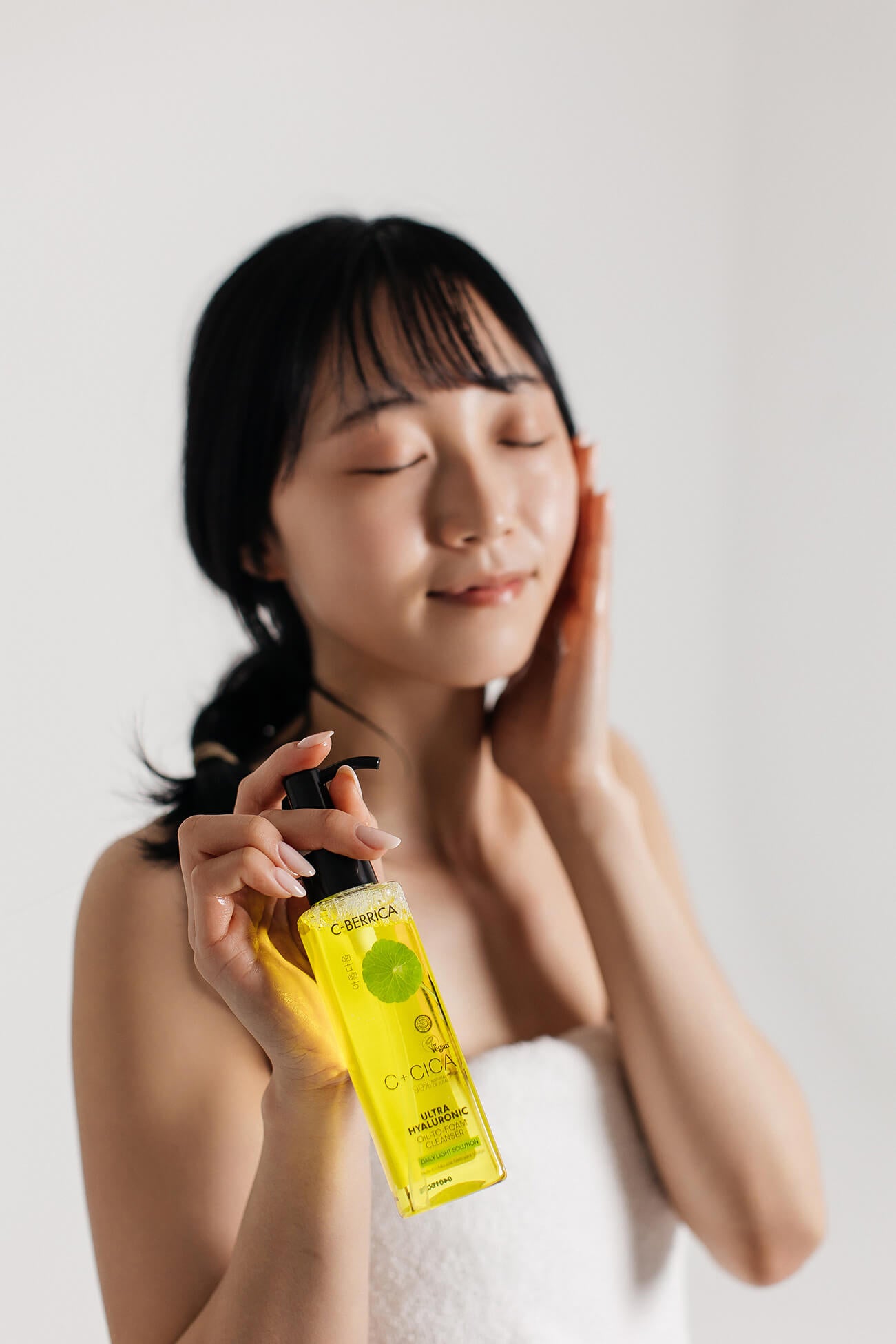 Ultra Hyaluronic OIL-TO-FOAM CLEANSER